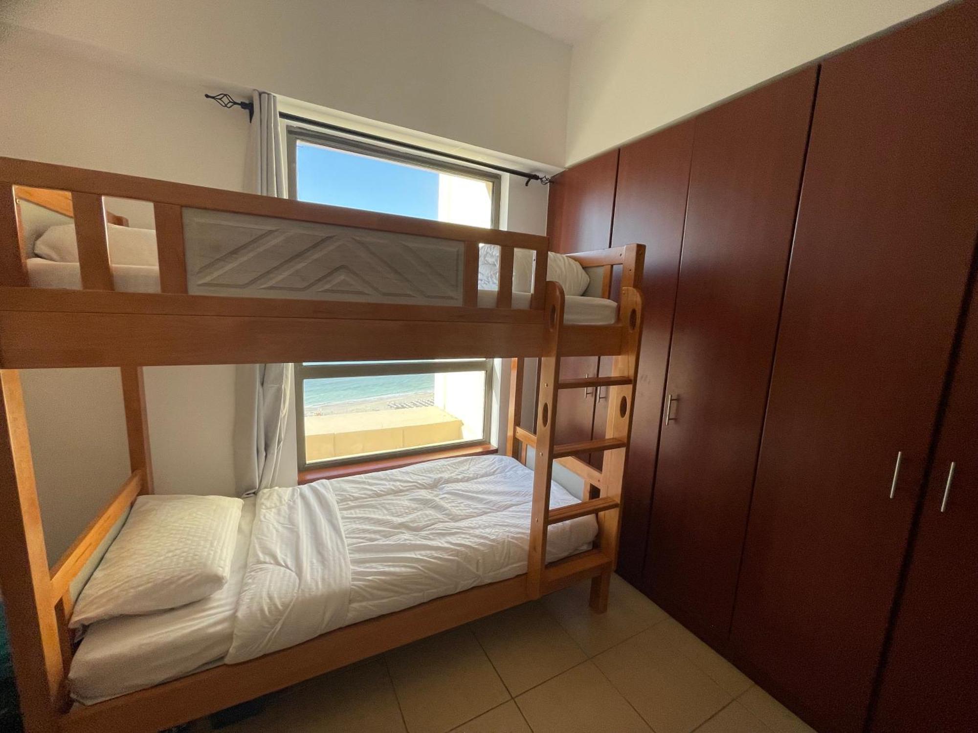 Seaview Beach Hostel Jbr - Walk To Beach - Gym - Pool - Metro Station Дубай Экстерьер фото