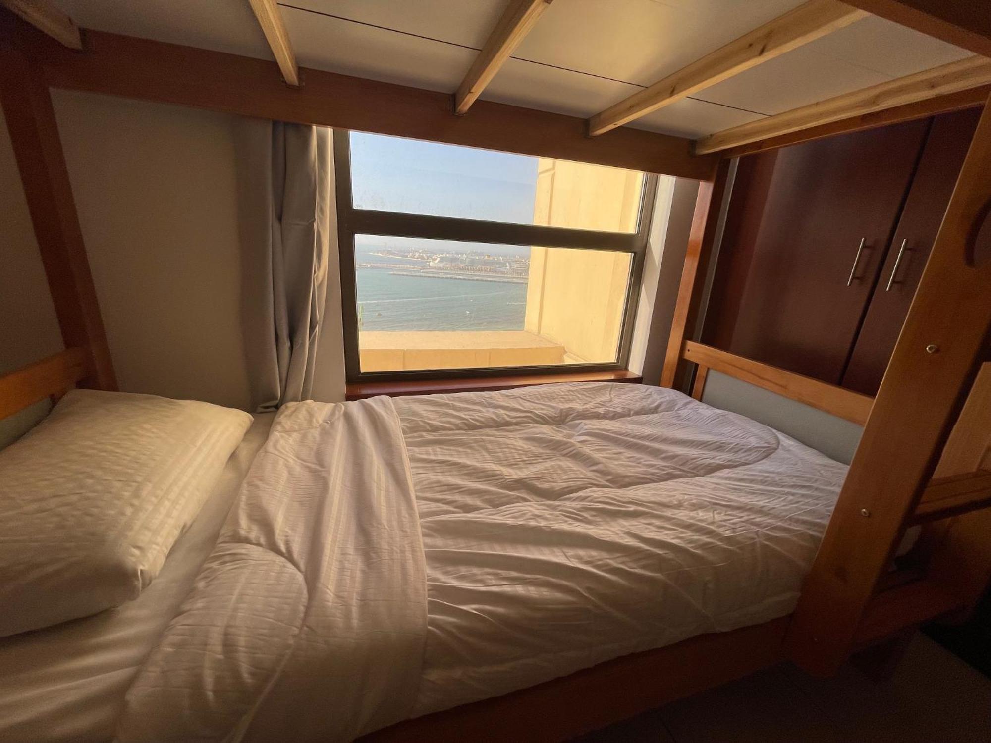 Seaview Beach Hostel Jbr - Walk To Beach - Gym - Pool - Metro Station Дубай Экстерьер фото
